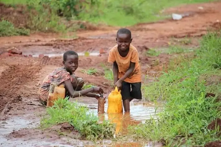 Wasserfilter aus dem Okoa Hero's Child Spendenshop helfen bei verunreinigten Wasser