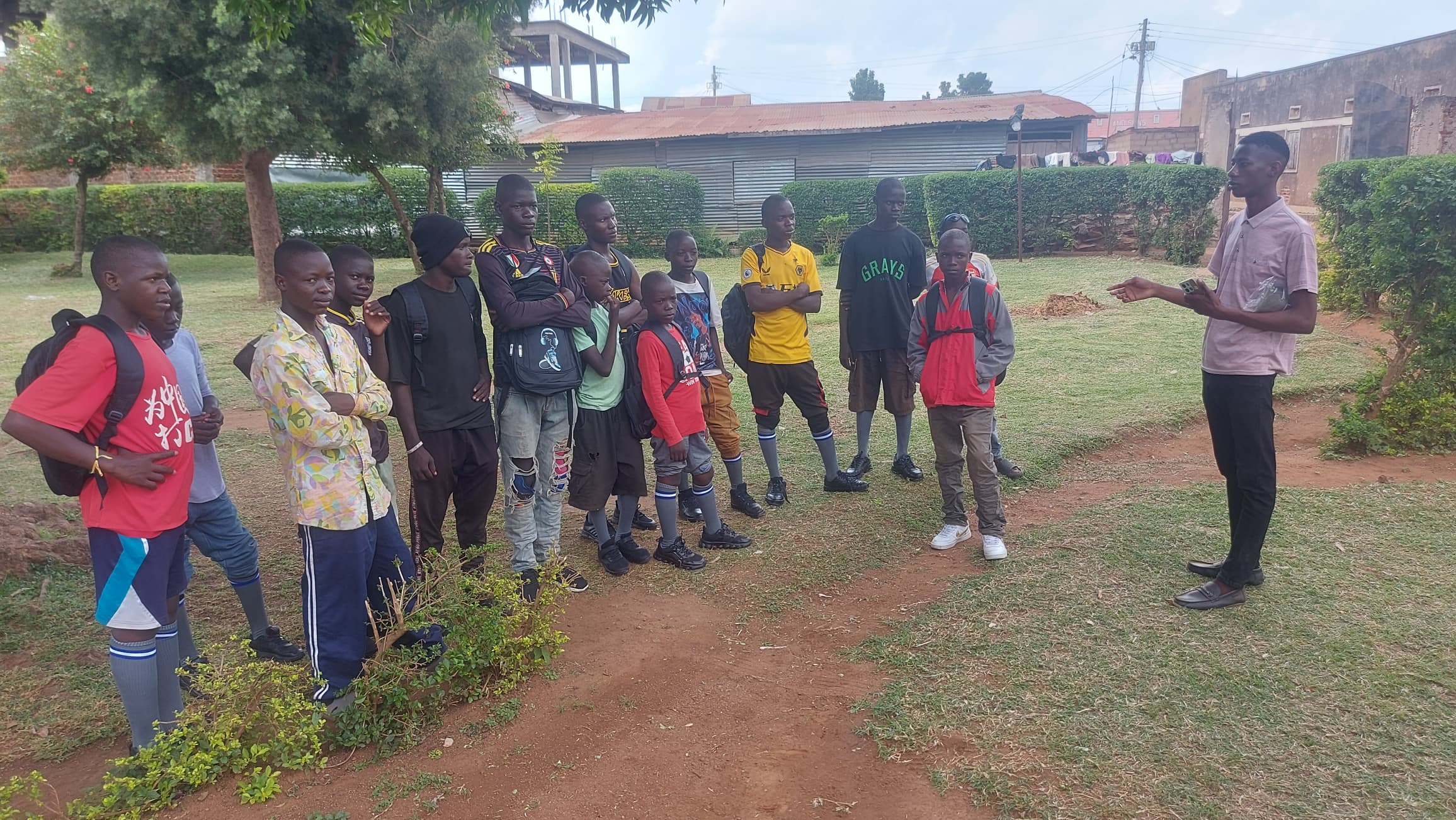 Straßenkinder vor der Einschulung in Iganga