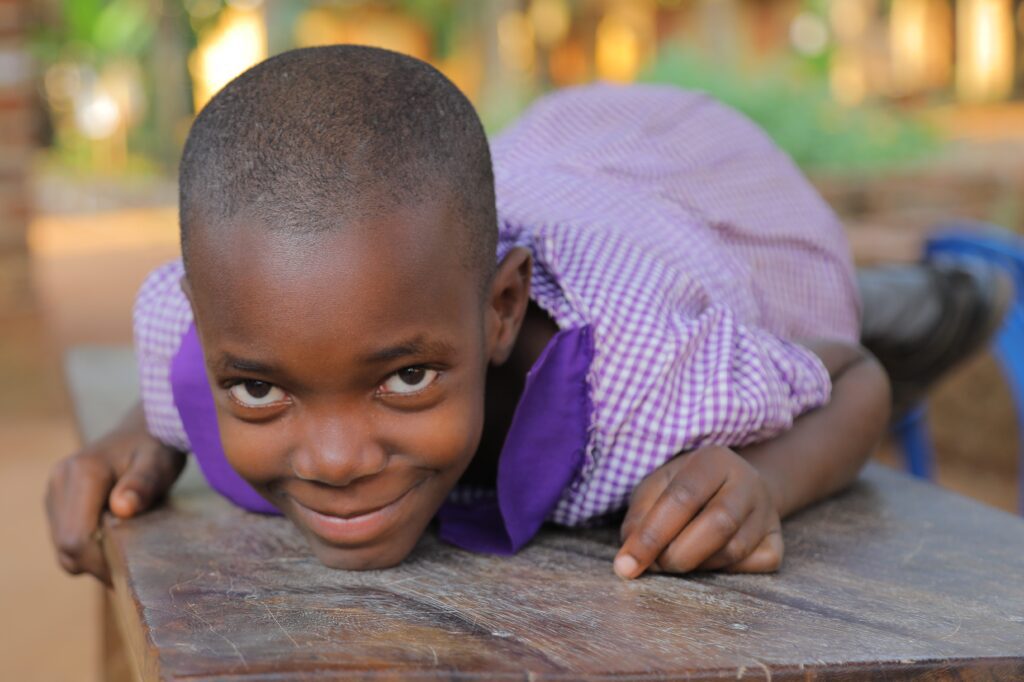 Straßenkinder in Uganda freuen sich über das neue Okoa Projekt Auto von der Georg-Kraus-Stiftung